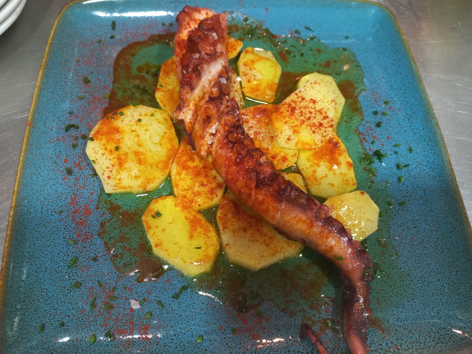 Pulpo con patatas, servido en Acuarela